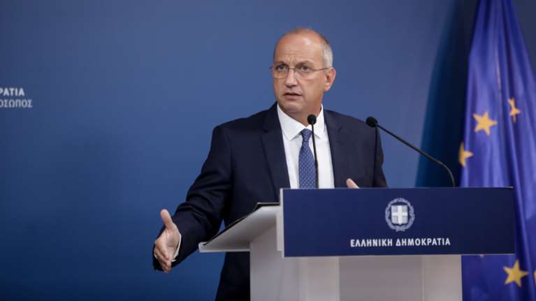 Οικονόμου: Την επόμενη μέρα της α&#39; δόσης θα επιστρέφουν στις θέσεις τους όσοι υγειονομικοί εμβολιάζονται