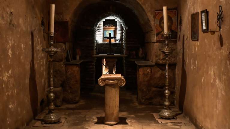 Οι άγνωστες κατακόμβες στο κέντρο της Αθήνας - Κάτω από τον Ιερό Ναό της Αγίας Τριάδας, στη Φιλελλήνων [εικόνες]