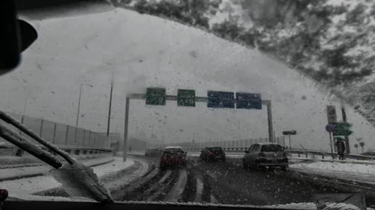 Θεσσαλονίκη: Απαγόρευση κυκλοφορίας για όλα τα βαρέα οχήματα στην Αθηνών  - Θεσσαλονίκης λόγω σφοδρής χιονόπτωσης