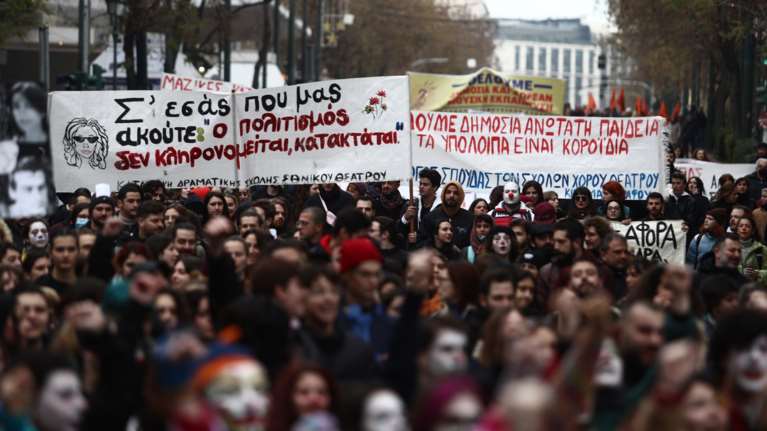 Πορεία εκπαιδευτικών και καλλιτεχνών στο κέντρο της Αθήνας [εικόνες]