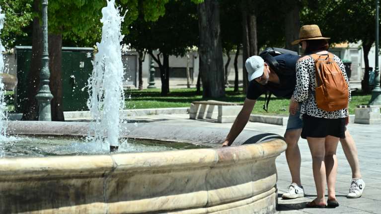 Σε κλοιό καύσωνα η χώρα: Στους 40 βαθμούς ο υδράργυρος, αποπνικτική η ατμόσφαιρα - Τι είναι η &quot;αστική θερμική νησίδα&quot;