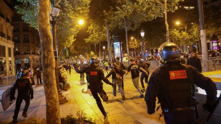 Γαλλία: Ο Μακρόν θα κόψει την είσοδο στα social media αν τα πράγματα &quot;ξεφύγουν από τον έλεγχο&quot;