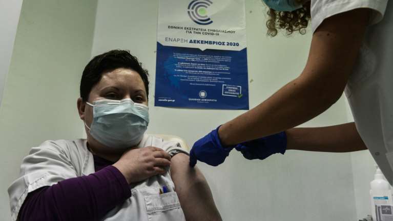 Υπουργείο Υγείας: Νέα οδηγία για τις αδιάθετες δόσεις των εμβολίων - Θα δίδονται κατά προτεραιότητα στους γιατρούς