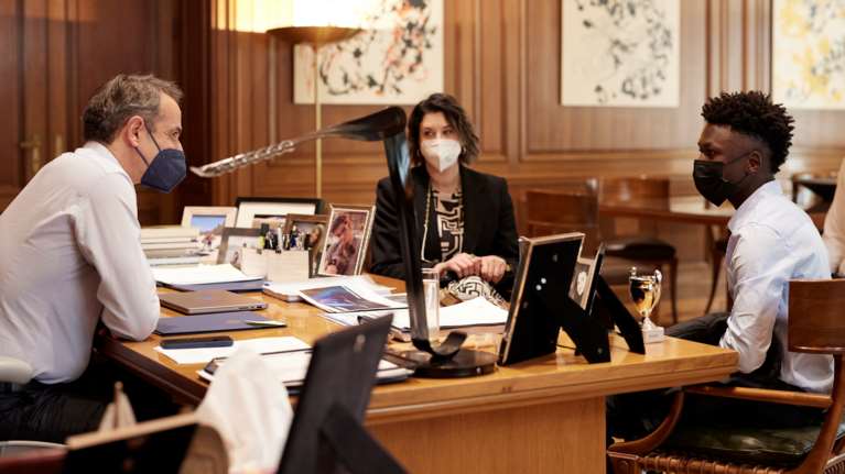 Ο Κυριάκος Μητσοτάκης συναντήθηκε με τον Σαϊντού Καμαρά - Ο πρωθυπουργός ελπίζει να γίνει η Ελλάδα δεύτερη πατρίδα του