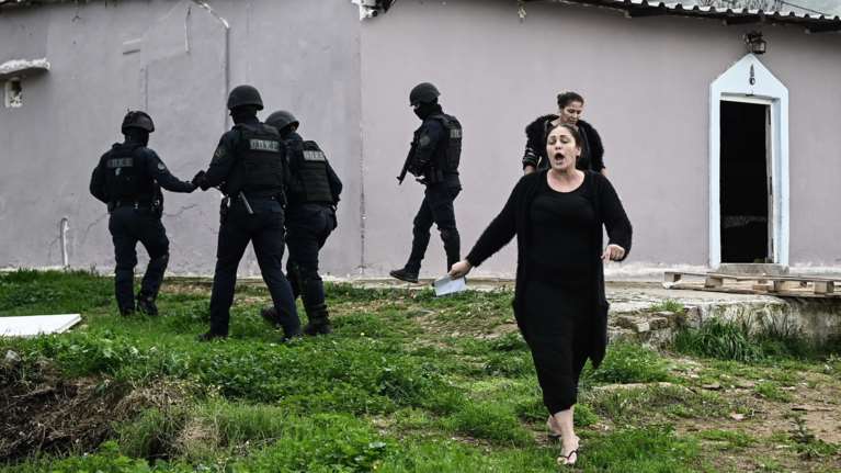 Νέα έφοδος της ΕΛΑΣ σε καταυλισμούς Ρομά στο Μενίδι - 13 προσαγωγές και μία σύλληψη