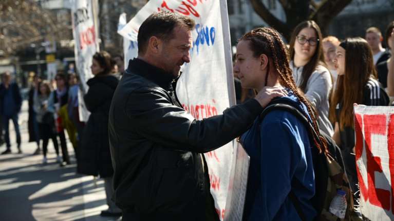 Λάρισα: Στο συλλαλητήριο ο Νίκος Πλακιάς - Αγκάλιασε μαθήτρια που διαδήλωνε για τα Τέμπη [εικόνες - βίντεο]