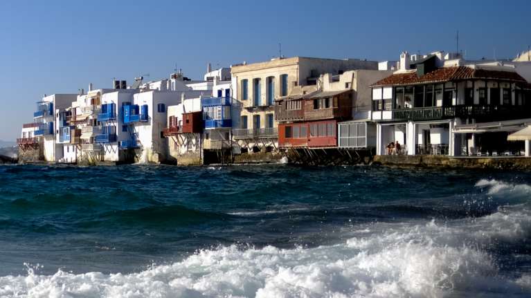 Μύκονος: Αλβανοί τουρίστες κατήγγειλαν πως τους έκλεψαν κοσμήματα 45 χιλ. ευρώ σε πολυτελές ξενοδοχείο