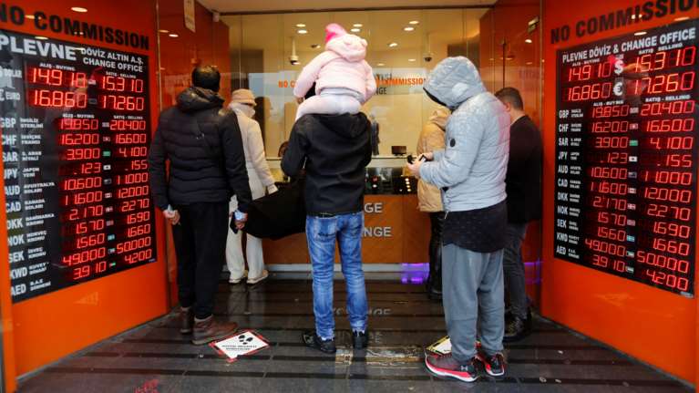 Spiegel: Την ώρα που οι Τούρκοι είναι στην ουρά για λίγο ψωμί, Έλληνες και Βούλγαροι "αγοράζουν σαν τρελοί" στην Τουρκία