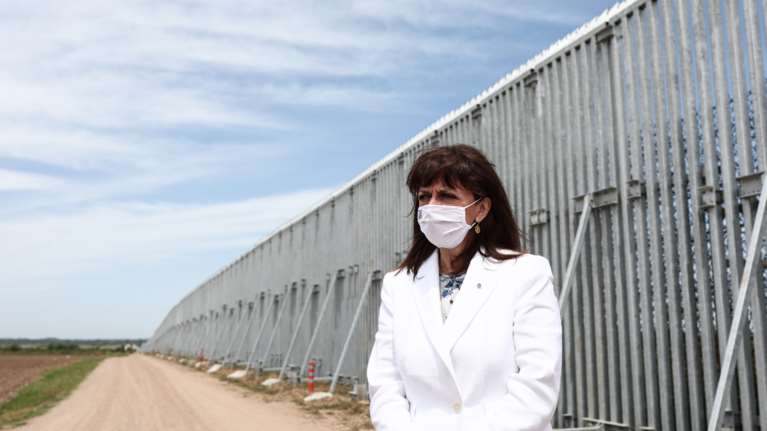 ΣΥΡΙΖΑ και Ελενα Ακρίτα επιτέθηκαν στην ΠτΔ για τον φράχτη στον Έβρο- Καταγγέλουν την αντι-μεταναστευτική πολιτική