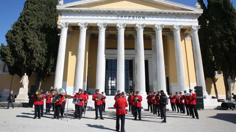 Με κάλαντα και μελωδίες &quot;ζεσταίνουν&quot; τα Χριστούγεννα οι φιλαρμονικές των δήμων