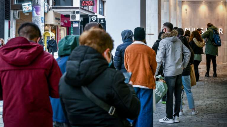 Oυρές και πάλι έξω από τα μαγαζιά - Με μάσκες και αποστάσεις [εικόνες - βίντεο]
