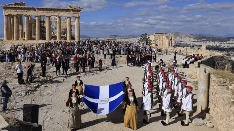 81 χρόνια από την Απελευθέρωση της Αθήνας: Επαρση σημαίας στην Ακρόπολη παρουσία Τασούλα και Δούκα [εικόνες]