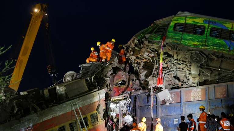Η σιδηροδρομική τραγωδία στην Ινδία οφείλεται σε δυσλειτουργία του συστήματος σηματοδότησης