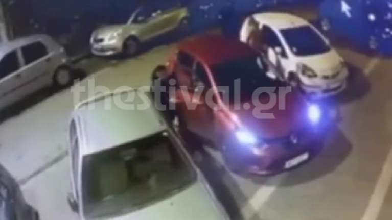 Θρασύτατη ληστεία στη Θεσσαλονίκη: Κλέφτης αρπάζει τσάντα από ΙΧ χωρίς να τον καταλάβει η οδηγός [βίντεο]