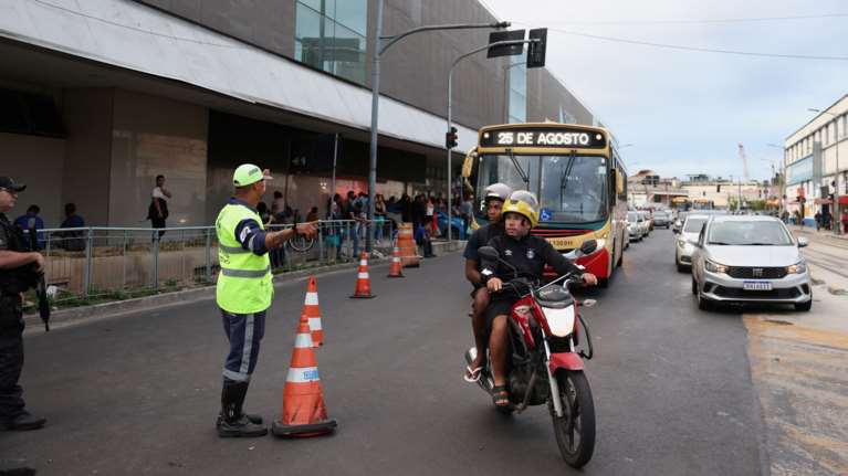 Θρίλερ στη Βραζιλία: Ένοπλος εισέβαλε σε λεωφορείο και κρατούσε ομήρους τους επιβάτες [εικόνες]