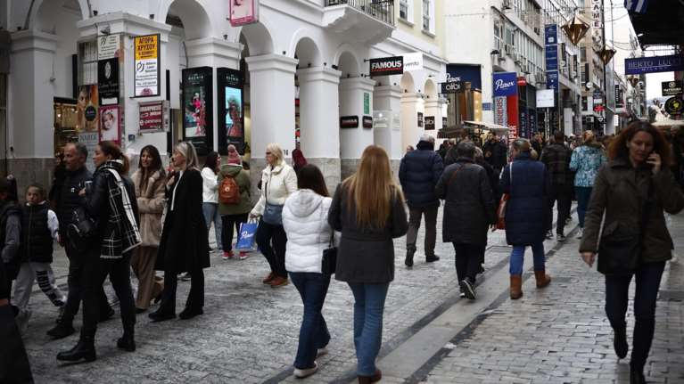 Ανοιχτά τα καταστήματα την Τετάρτη - Πώς θα λειτουργήσουν μέχρι την Πρωτοχρονιά - Το εορταστικό ωράριο