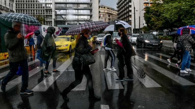 Σε εξέλιξη η κακοκαιρία Αριελ με καταιγίδες και ισχυρούς ανέμους - Ποιες περιοχές χτυπάει, πότε βελτιώνεται ο καιρός