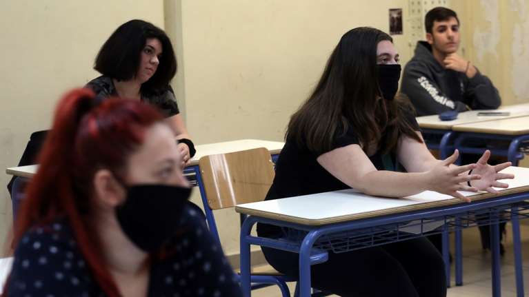 Άνοιγμα σχολείων - Κεραμέως: Εκπαιδευτικοί και μαθητές θα πληρώνουν το κόστος της μάσκας - Τι θα γίνει με τις απουσίες