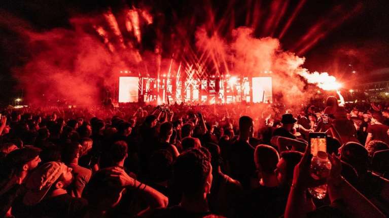 Bloody Hawk: Βούλιαξε το ΟΑΚΑ με 42.000 κόσμο στη μεγαλύτερη ραπ συναυλία - Το ντουέτο με τη Σάττι για τον πόλεμο [βίντεο]