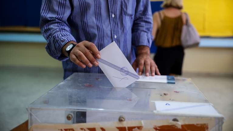 Οι εξαμηνιαίες τάσεις της MRB: Στο 7,2% το προβάδισμα ΝΔ έναντι του ΣΥΡΙΖΑ - Στο 12,2% το ΠΑΣΟΚ