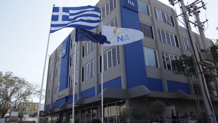 ΝΔ κατά ΣΥΡΙΖΑ: Συστήνει ο Τσίπρας στους κάτω των 60 να μην εμβολιάζονται ή λέει ανοησίες ο Πολάκης;