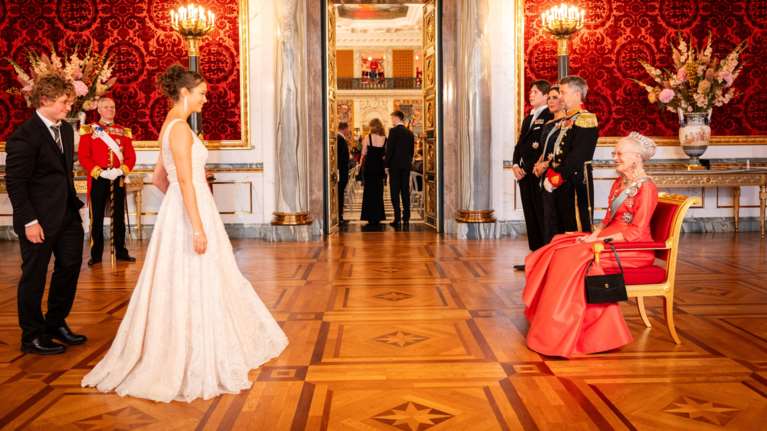 Το χαμένο γοβάκι στο παλάτι της Δανίας: Αυτή είναι η εντυπωσιακή 18χρονη που δεν το ξέχασε, αλλά το άφησε επίτηδες