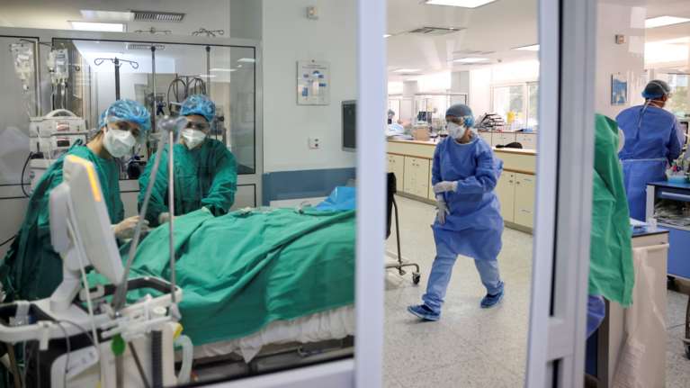 Κορονοϊός: Πώς ο πλήρης εμβολιασμός μειώνει στο μισό τον κίνδυνο για μακρόχρονη νόσηση