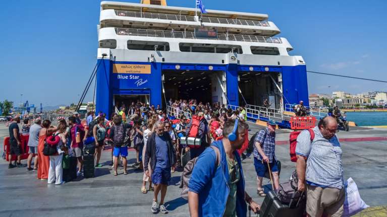 Κορυφώνεται η επιστροφή των αδειούχων - Αυξημένη η κίνηση σε λιμάνια και εθνικές οδούς