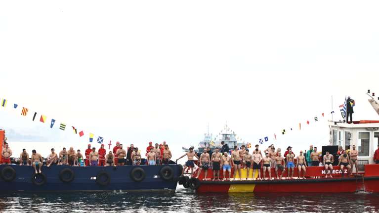 Με λαμπρότητα ο εορτασμός των Θεοφανείων: Πλήθος κόσμου σε Θεσσαλονίκη και Πειραιά για τη ρίψη του Τίμιου Σταυρού [εικόνες]