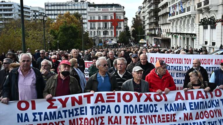 Μεγάλο συλλαλητήριο συνταξιούχων στην Αθήνα - Έφτασαν στο Μέγαρο Μαξίμου [εικόνες - βίντεο]