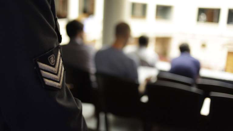 Συνελήφθη αστυνομικός της Βουλής - Τον καταγγέλλει η σύζυγός του για βιασμό των 4 παιδιών τους