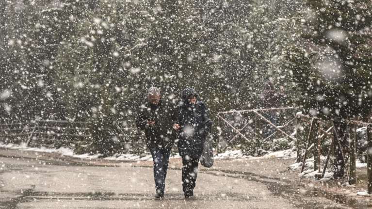 Καιρός: Εξασθενούν οι βροχές, έρχεται η &quot;ψυχρή εισβολή&quot; - Οι περιοχές που θα επηρεαστούν