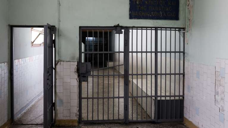 Φυλάκιση δύο ετών στον 32χρονο για τις επιθέσεις στο Αιγάλεω - &quot;Δεν ήμουν καλά, δεν λειτουργούσε το μυαλό μου&quot;