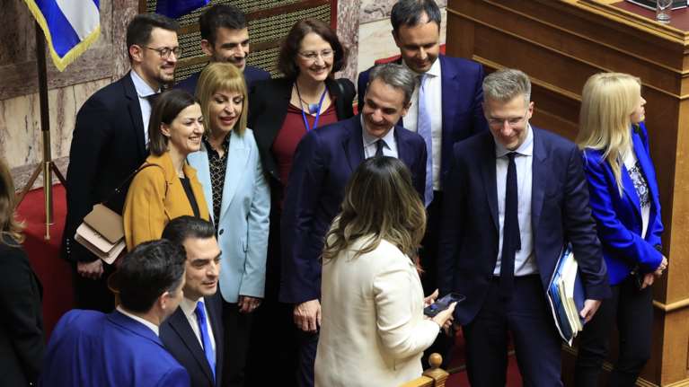 Με απώλειες για την κυβέρνηση ψηφίστηκε ο γάμος των ομόφυλων- Ποιοι ψήφισαν όχι, ποιοι απείχαν