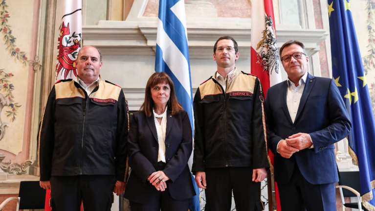 Σακελλαροπούλου σε Αυστριακούς πυροσβέστες:&quot; Εκφράζω την ευγνωμοσύνη όλων των Ελλήνων για την προσφορά σας&quot;