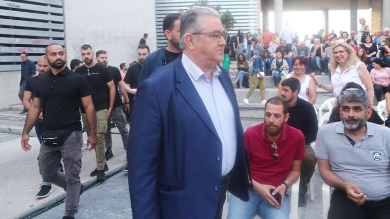 &quot;Δεν θα αφήσουμε να ξεχαστεί το έγκλημα των Τεμπών&quot;: Συνάντηση Κουτσούμπα με συγγενείς θυμάτων - Η μπλούζα που του έδωσαν