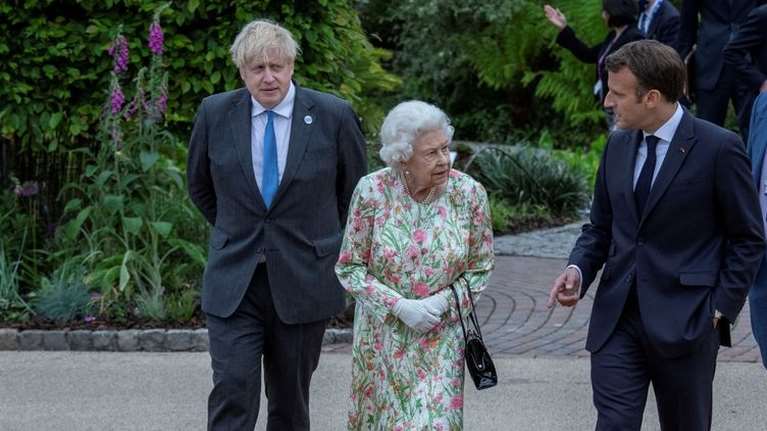 Ο Μακρόν συλλυπείται τους Βρετανούς στα αγγλικά: &quot;Για εσάς ήταν η βασίλισσά σας, για εμάς ήταν Η Βασίλισσα&quot; [Βίντεο]