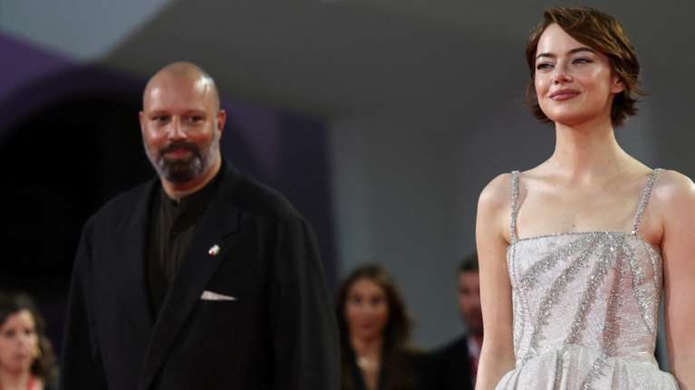 Πρεμιέρα για το &quot;Bugonia&quot;: Αποθεώθηκαν Γιώργος Λάνθιμος και Εμμα Στόουν στη Βενετία - Τους χειροκροτούσαν όρθιοι επί 6 λεπτά