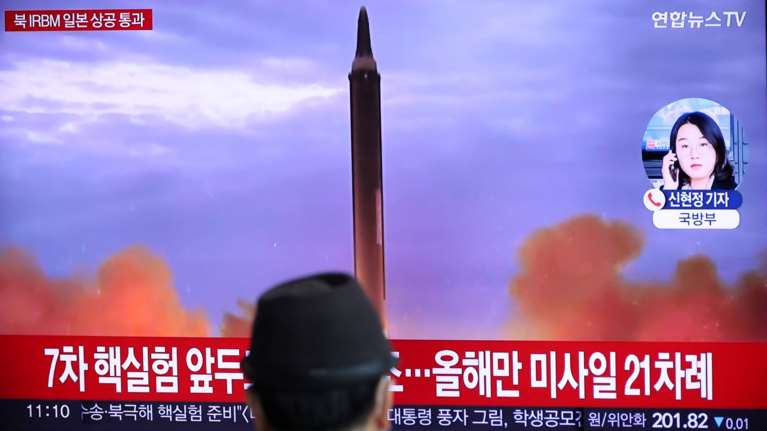 Βόρεια Κορέα: Ο Κιμ Γιονγκ Ουν εκτόξευσε βαλλιστικό πύραυλο πάνω από την Ιαπωνία - Πολίτες έτρεχαν να καλυφθούν