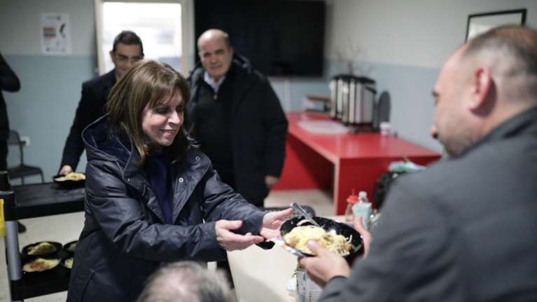 Φαγητό σε άστεγους στο λιμάνι του Πειραιά μοίρασε η Κατερίνα Σακελλαροπούλου για τρίτη φορά [εικόνες]