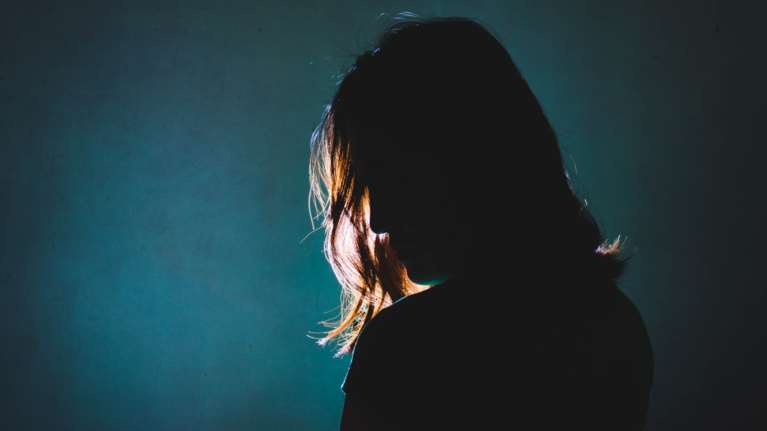 Θεσσαλονίκη: Βίαζε την 14χρονη κόρη της συντρόφου του- Την απειλούσε ότι θα χωρίσει την άρρωστη μητέρα της