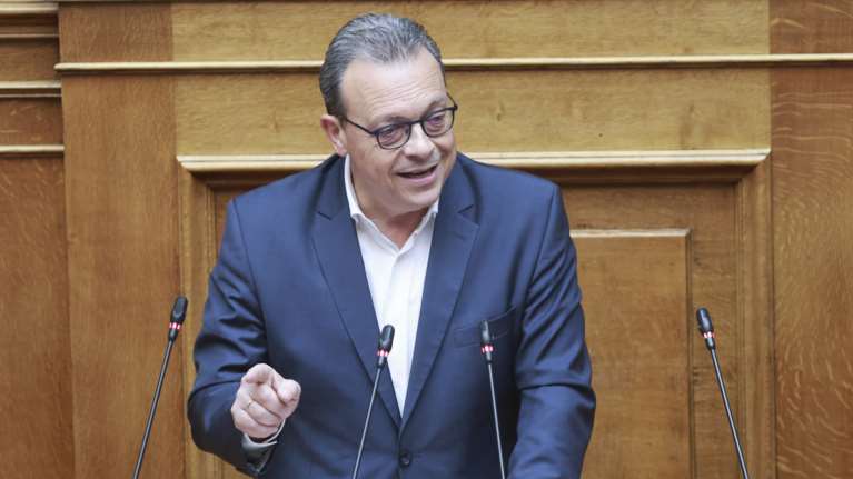 Φάμελλος για μη κρατικά ΑΕΙ: Για τα συμφέροντα λίγων κολλητών σας ποδοπατάτε τα όνειρα των νέων και το Σύνταγμα