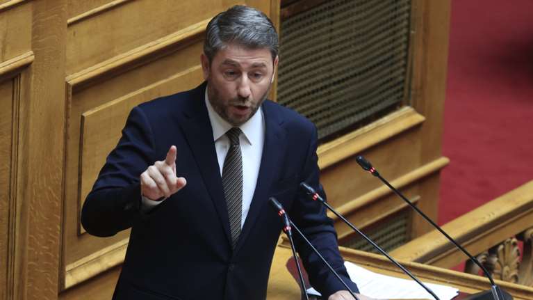 Πυρά Ανδρουλάκη για το μεταναστευτικό: "Τρύπα στο νερό" η ρύθμιση της κυβέρνησης για το άσυλο