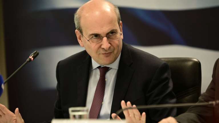 Χατζηδάκης για τα σενάρια περί 13ου και 14ου μισθού: Μην πιστεύετε σε φήμες και λεφτόδεντρα