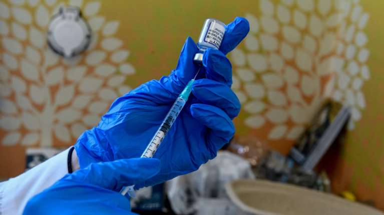 Ξεκινούν οι εμβολιασμοί αναμνηστικής δόσης με το επικαιροποιημένο εμβόλιο - Σε ποιους συστήνεται