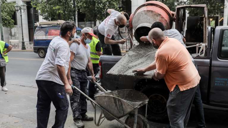 Επεισόδια στο υπ. Εργασίας: Με μπετονιέρα οι οικοδόμοι - Εριξαν τσιμέντο στην είσοδο [εικόνες, βίντεο]