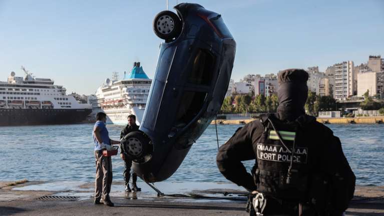 Αυτοκίνητο έπεσε στο λιμάνι του Πειραιά - Θετικός στο αλκοτέστ ο 47χρονος οδηγός