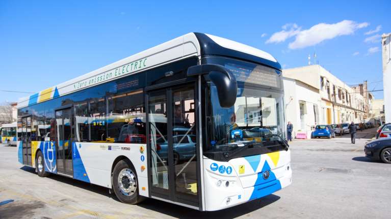 Πρεμιέρα για τα &quot;πράσινα&quot; λεωφορεία σε Αθήνα και Θεσσαλονίκη - Ξεκίνησαν δοκιμαστικές διαδρομές με... σακιά άμμου