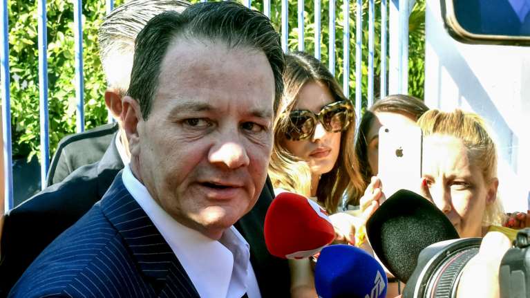 Απόστολος Λύτρας: Πρώτο τραπέζι πίστα στα μπουζούκια με τη σύντροφό του - &quot;Βροχή&quot; τα πανέρια με τα λουλούδια [βίντεο]