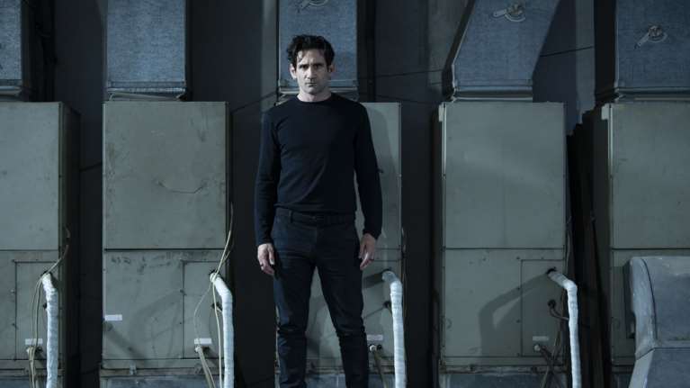 Ο Αρης Μπινιάρης σκηνοθετεί τον Οδυσσέα Παπασπηλιόπουλο στη &quot;Δίκη&quot; του Κάφκα